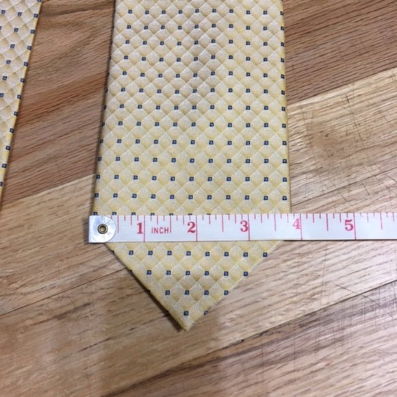 "NWOT" Claiborne, 100% silk, Yellow/Navy blue, Men’s Tie - Picture 5 of 9